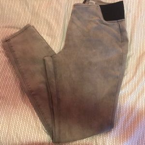 Skinny jean with zipper detail.